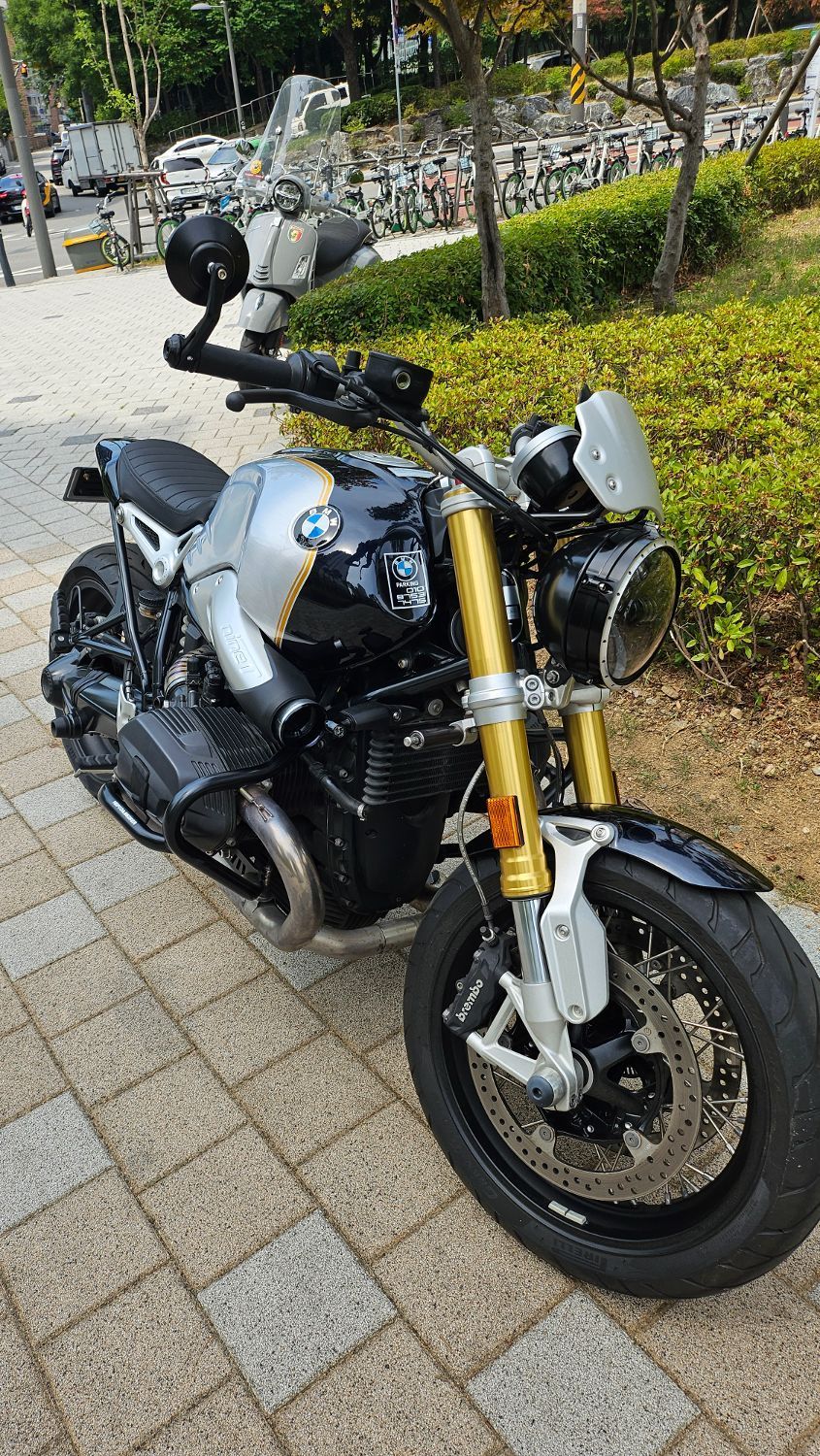 BMW R nine T  9