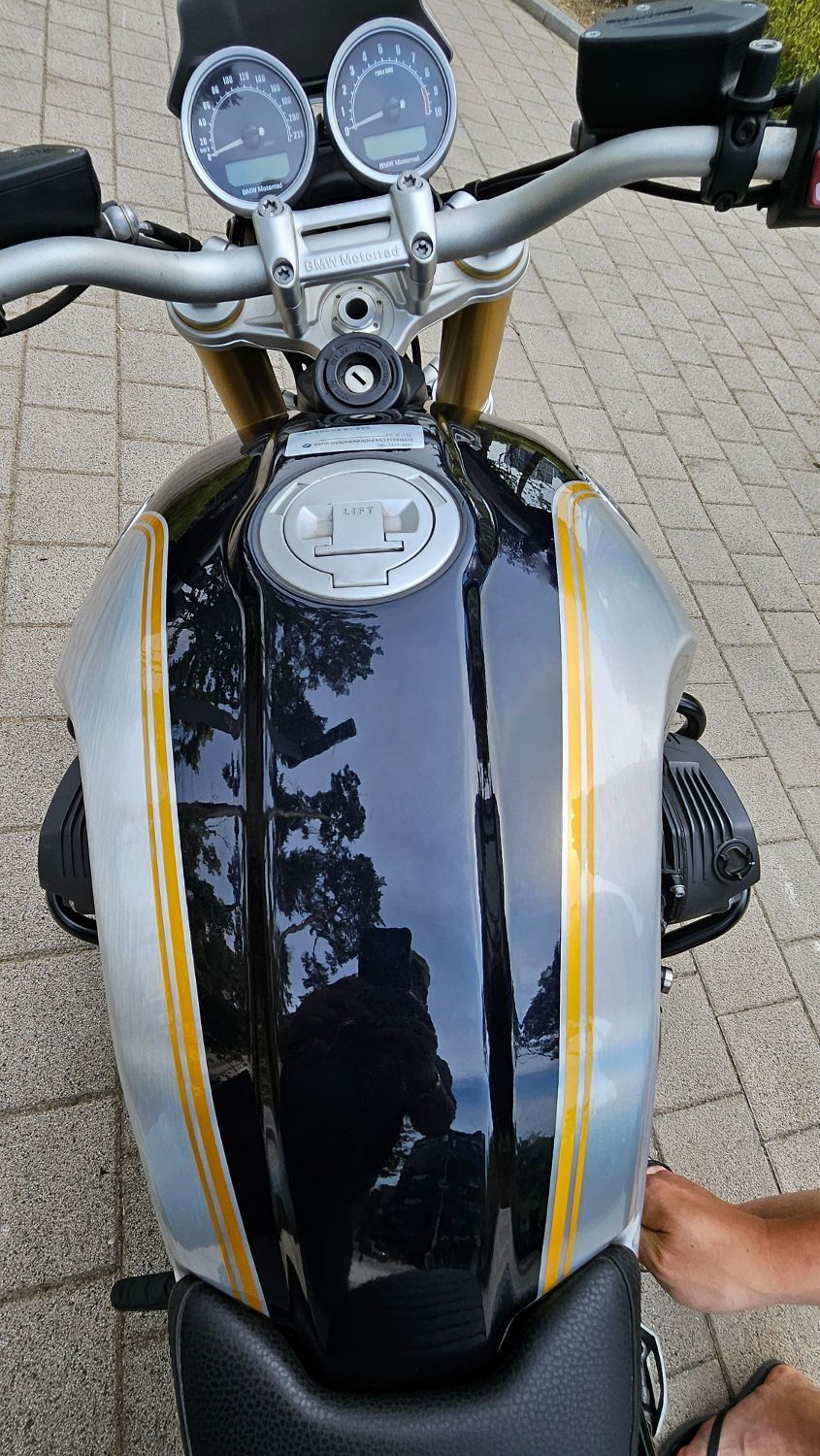 BMW R nine T  8