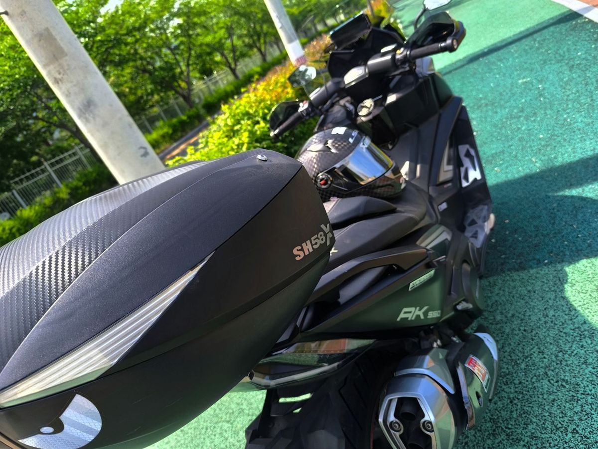 킴코 AK 550 i 9