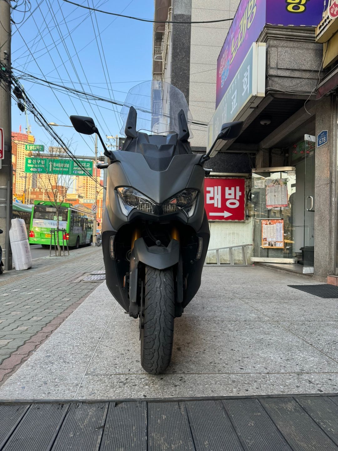 야마하 TMAX 560 more