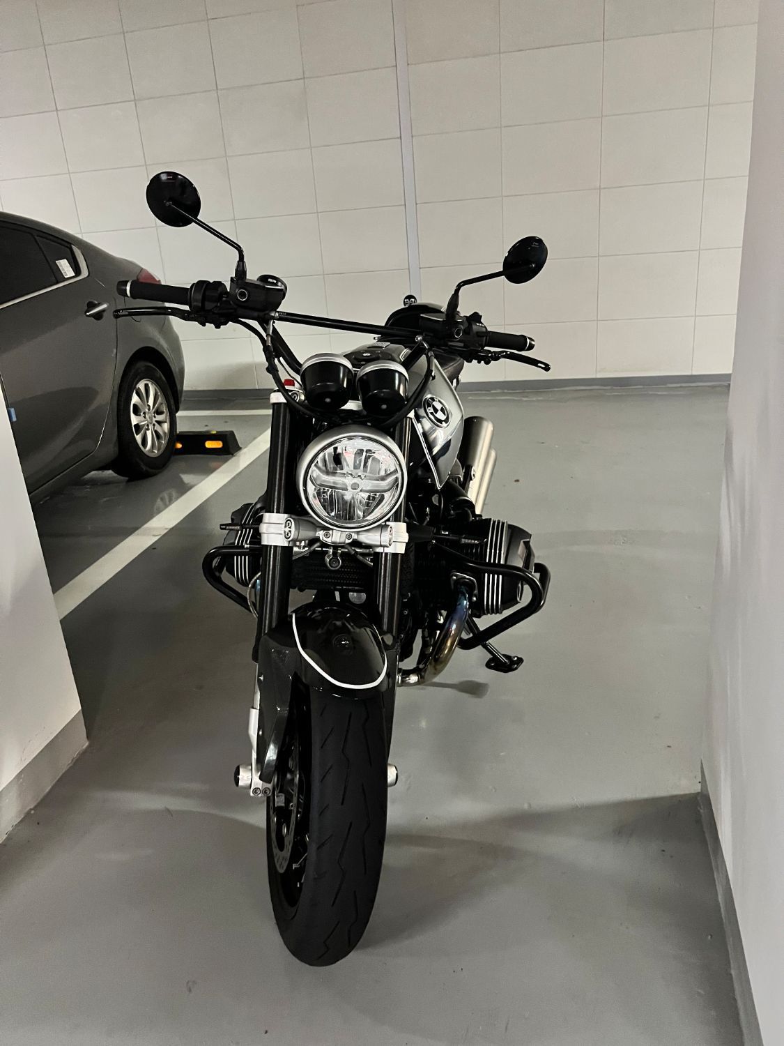 BMW R nine T  18