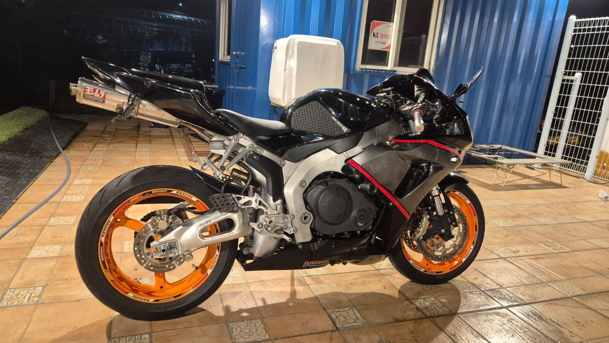 혼다 CBR 1000 RR thumb 2