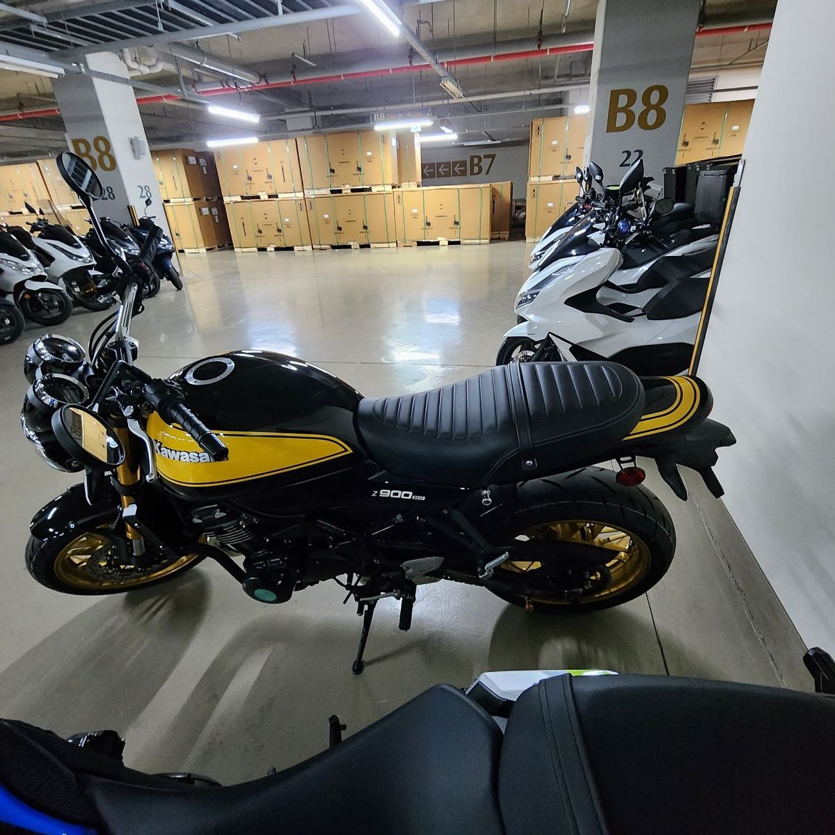 가와사키 Z 900 RS SE 4