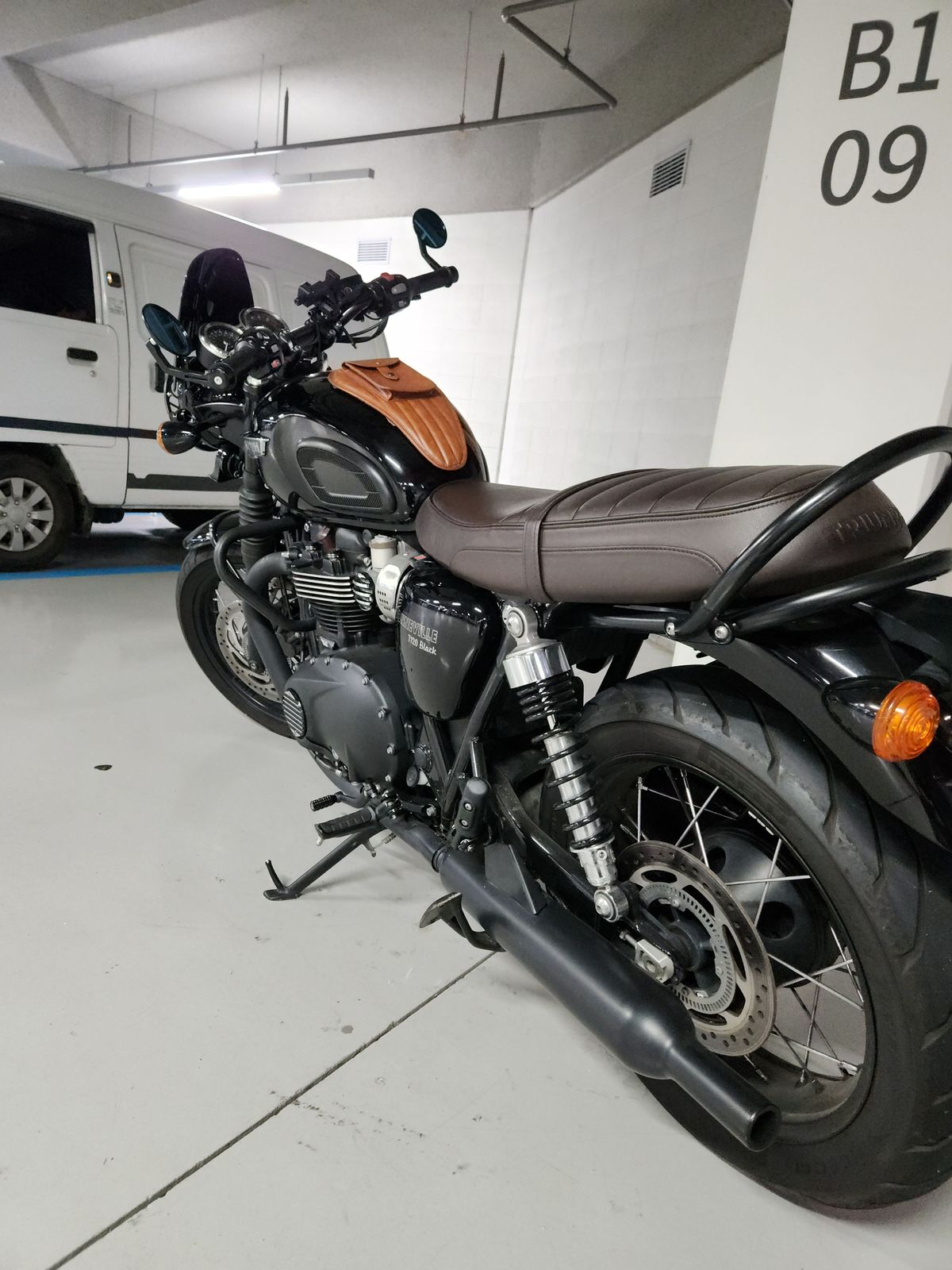 트라이엄프 본네빌 T120 블랙 8