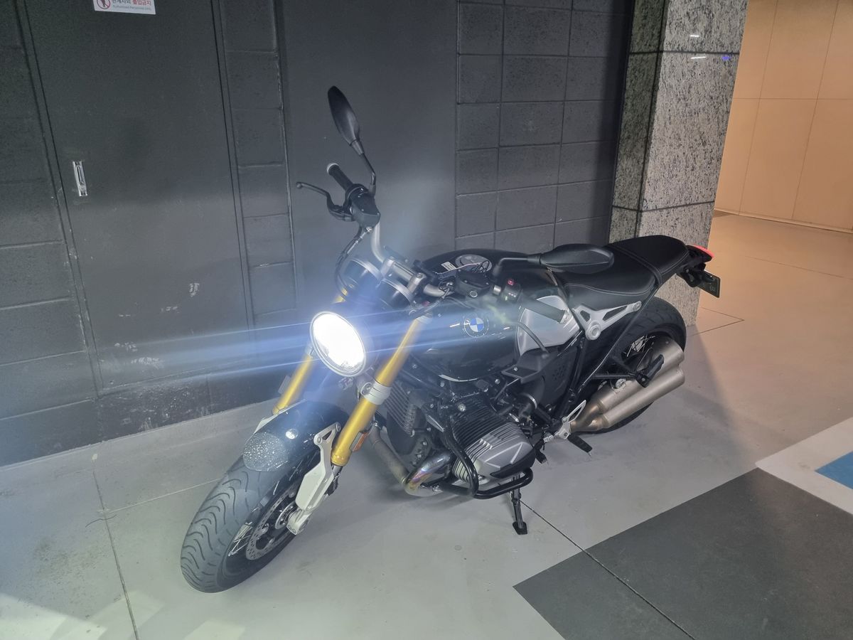 BMW R nine T more