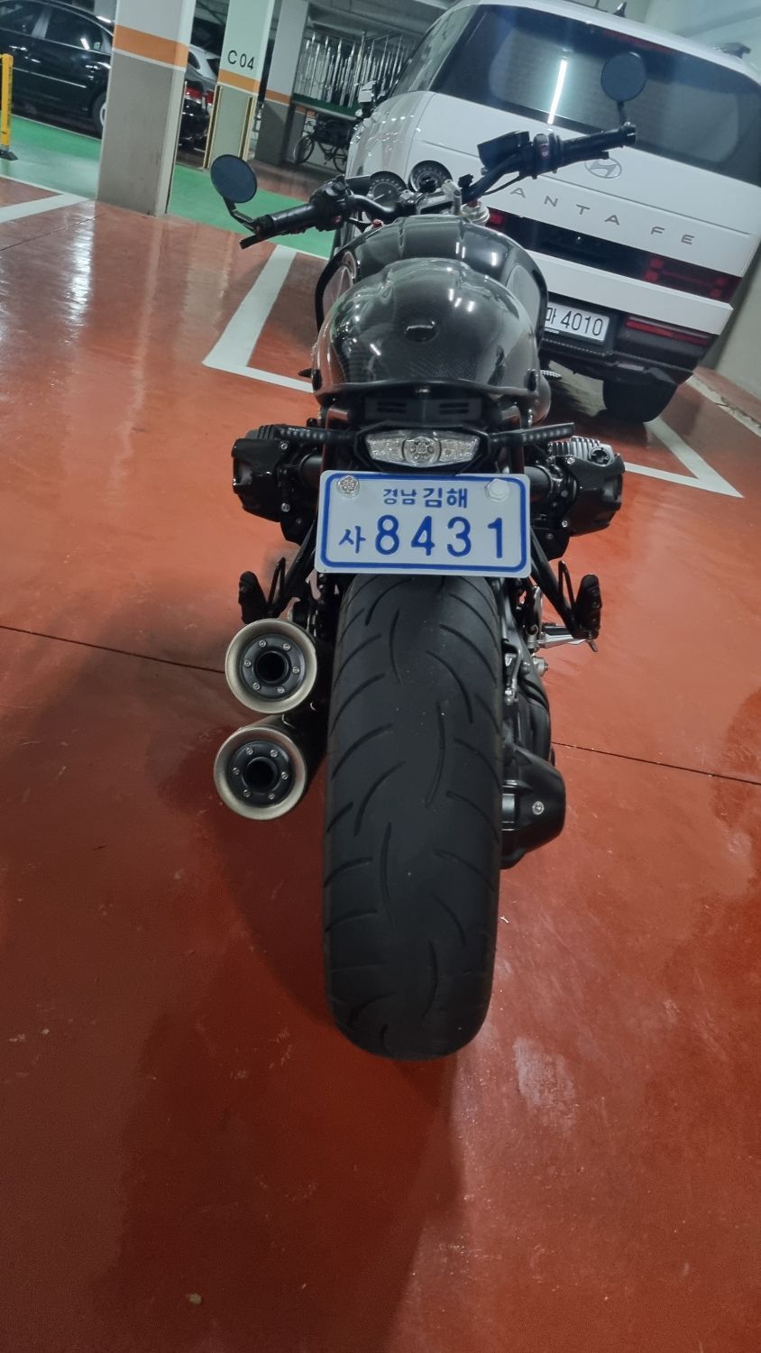 BMW R nine T  8