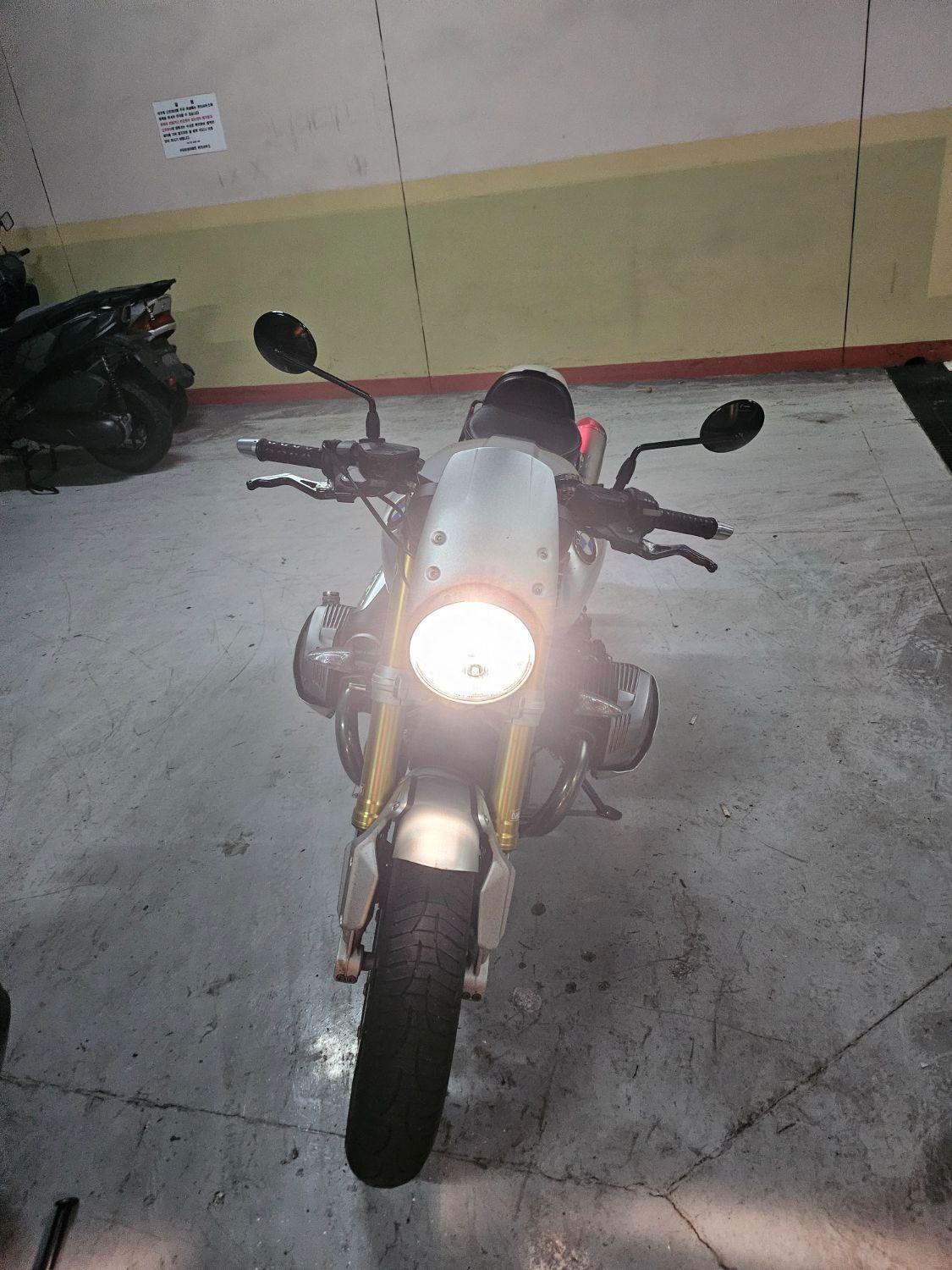 BMW R nine T  main