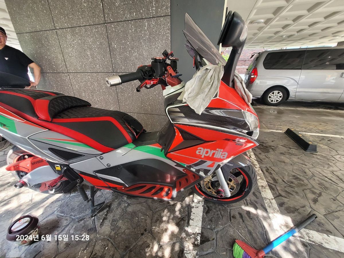 아프릴리아 SRV 850 4