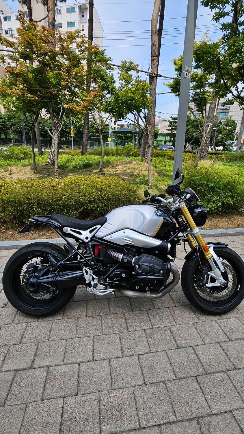BMW R nine T  10
