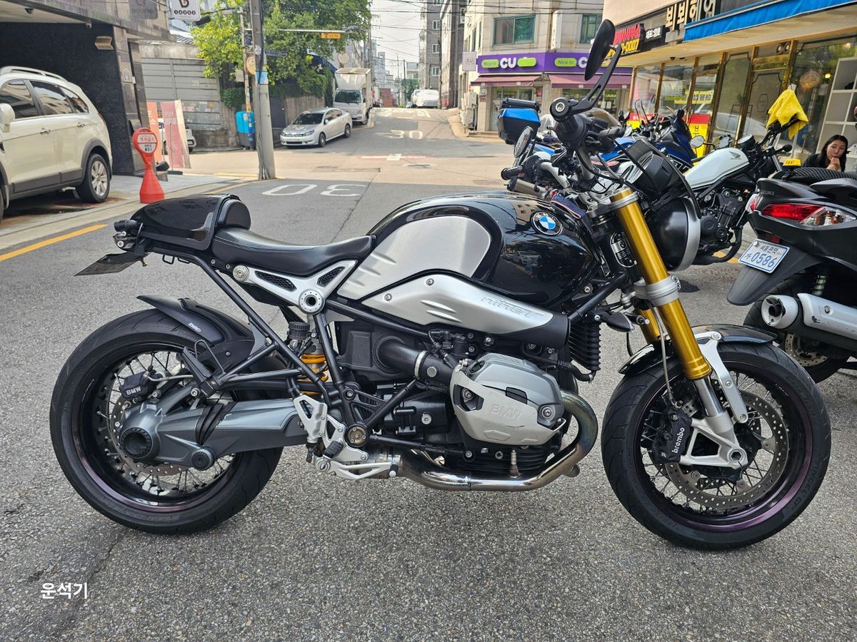 BMW R nine T  4