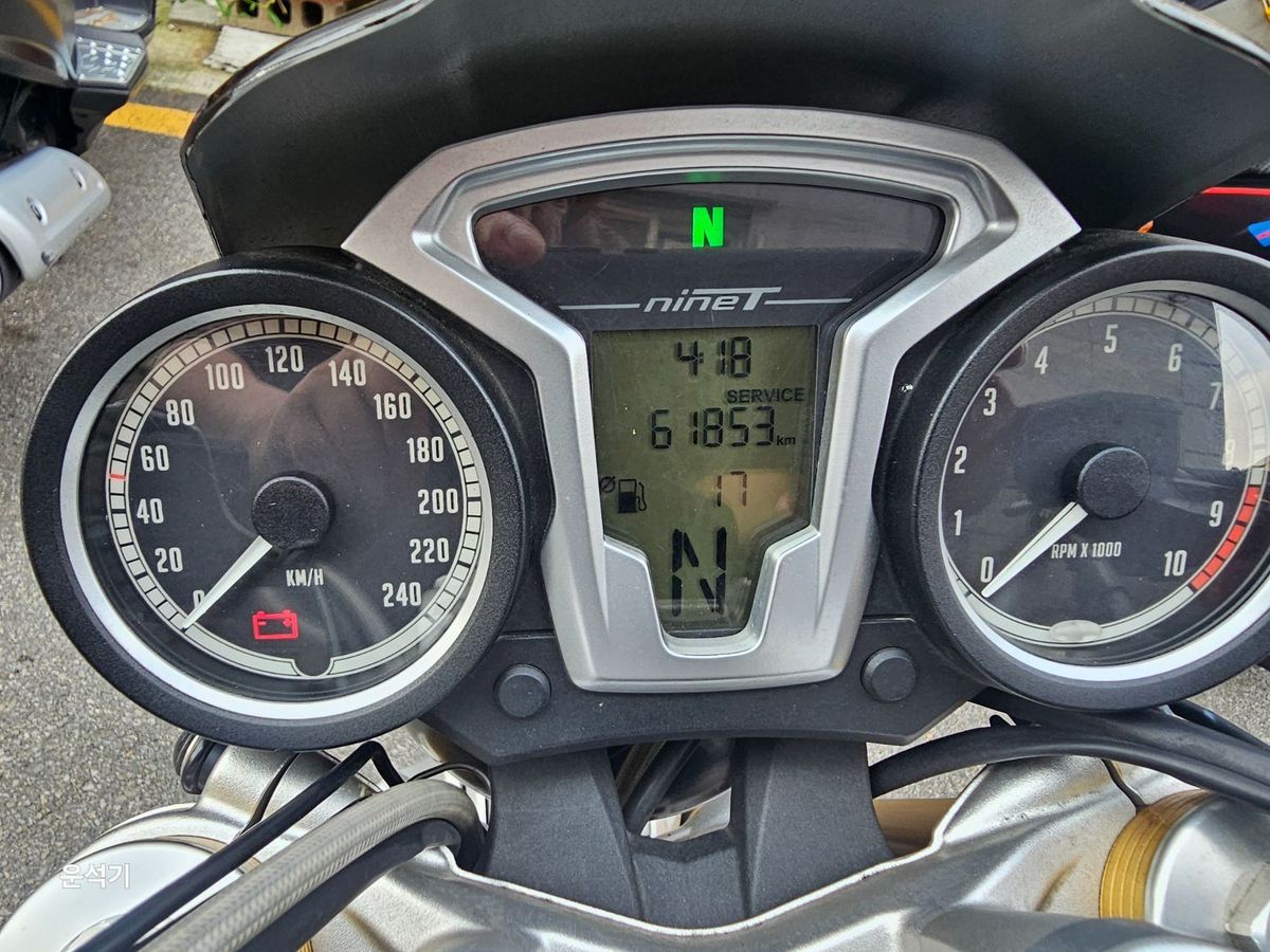 BMW R nine T  8
