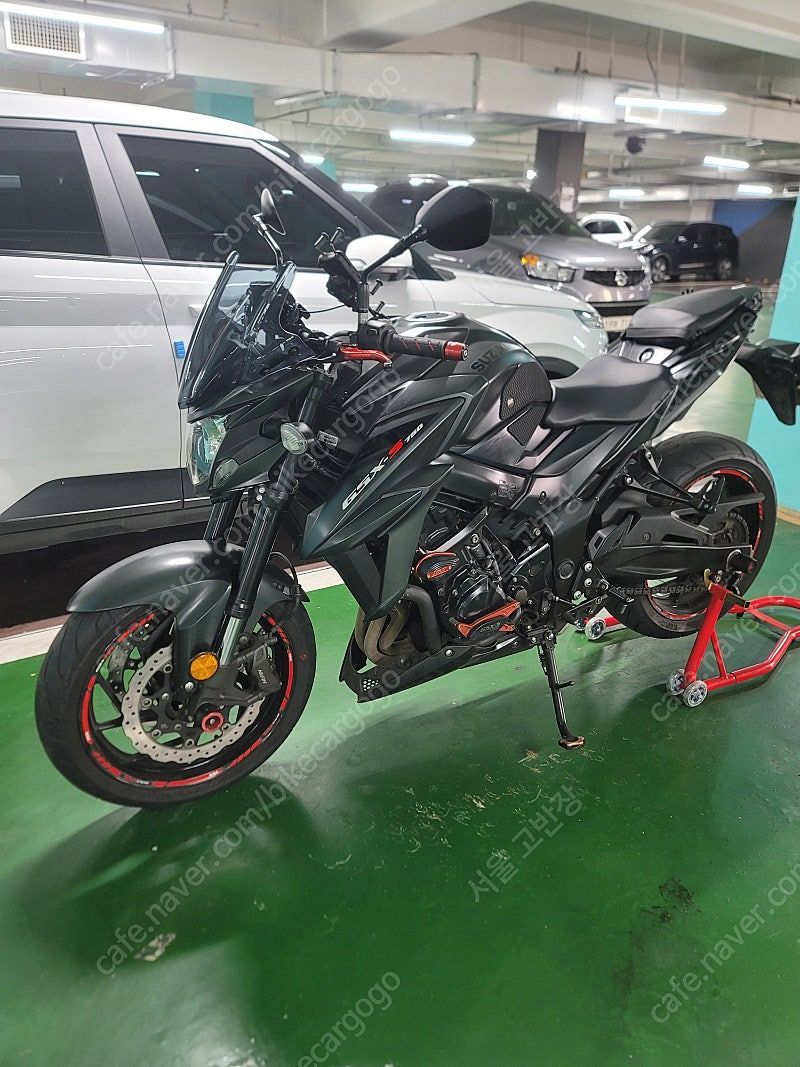 스즈키 GSX S 750 12