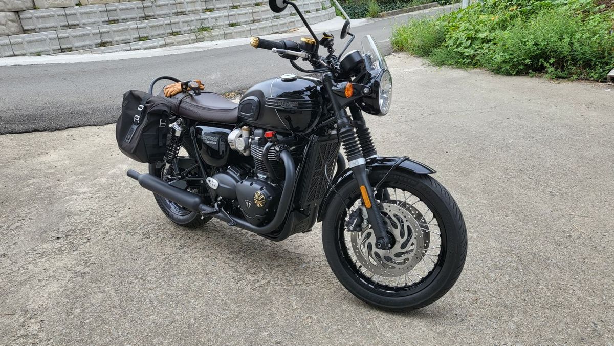 트라이엄프 본네빌 T120 블랙 5