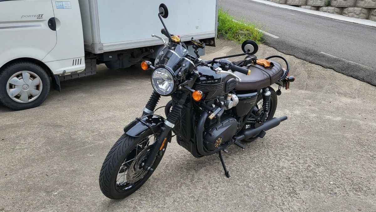 트라이엄프 본네빌 T120 블랙 4