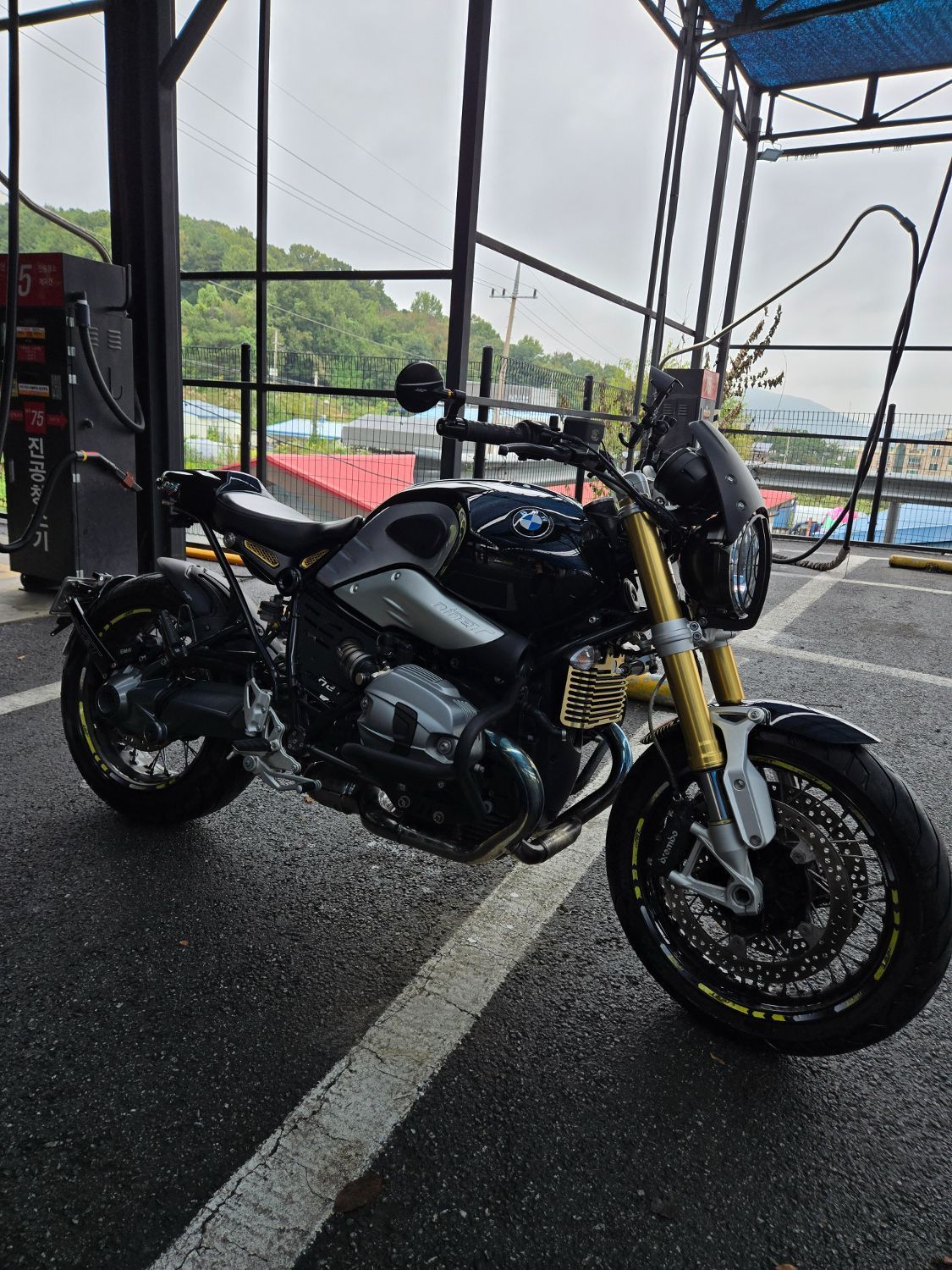 BMW R nine T main
