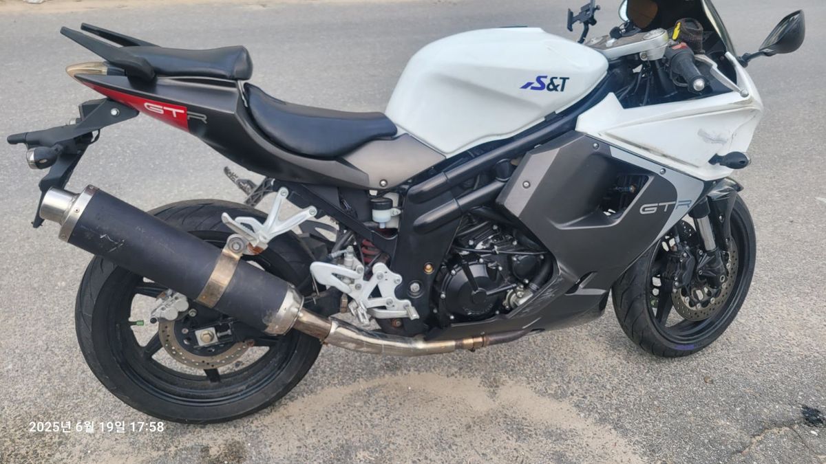 KR모터스 코멧 650 R main