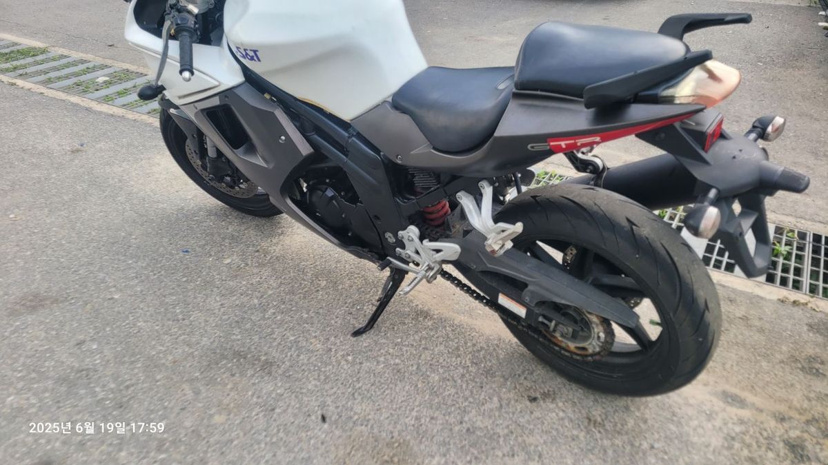 KR모터스 코멧 650 R 6