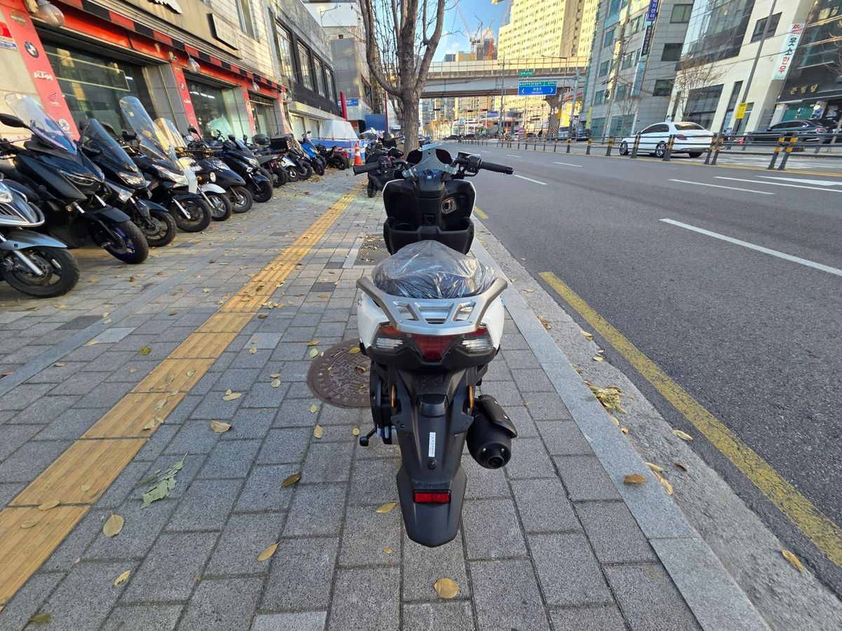 하우주 ADX 125 more