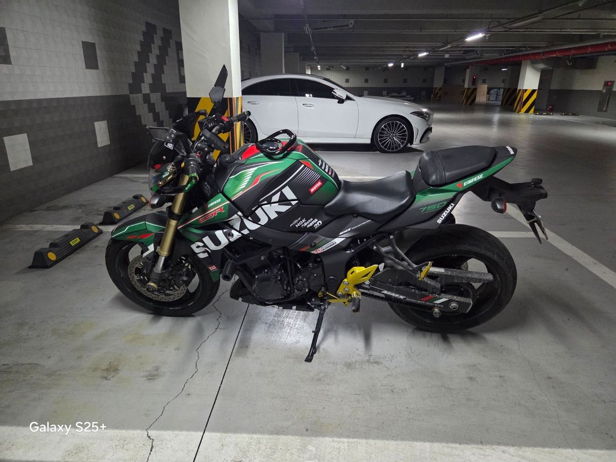 스즈키 GSR 750 A main