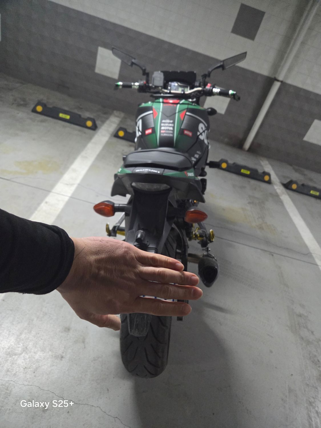 스즈키 GSR 750 A more