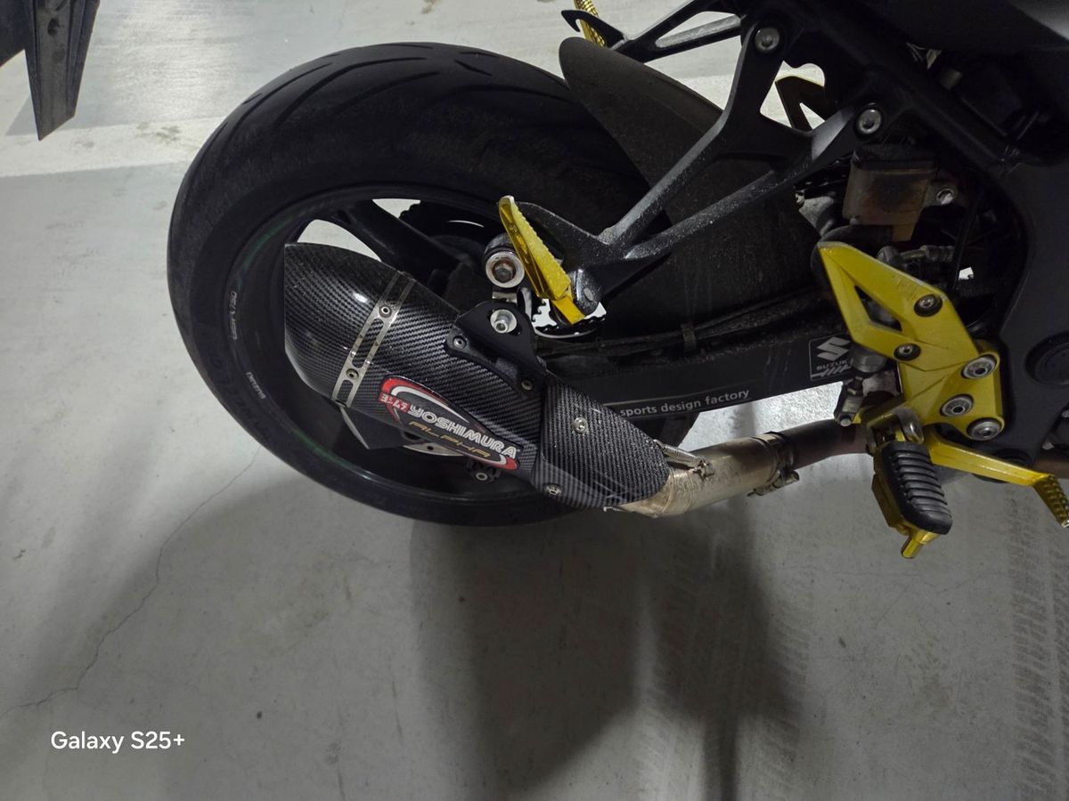 스즈키 GSR 750 A 6