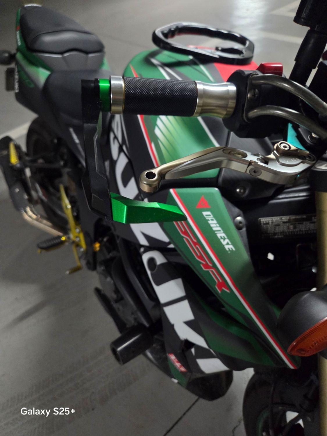 스즈키 GSR 750 A 7