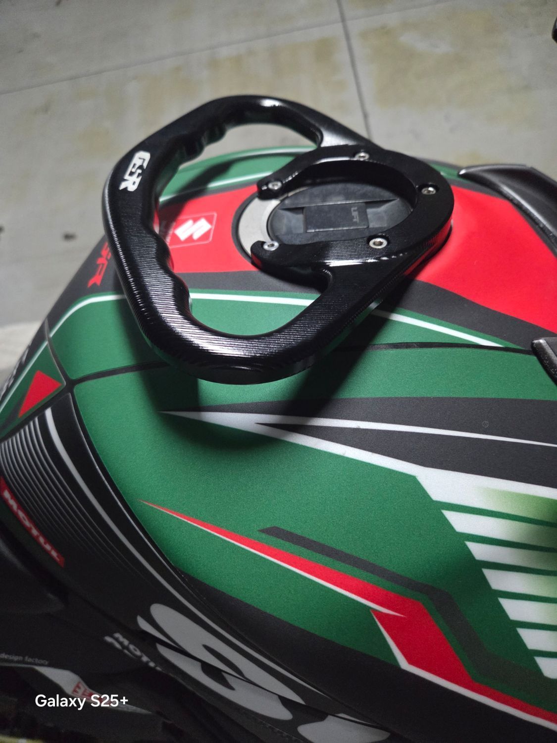 스즈키 GSR 750 A 8