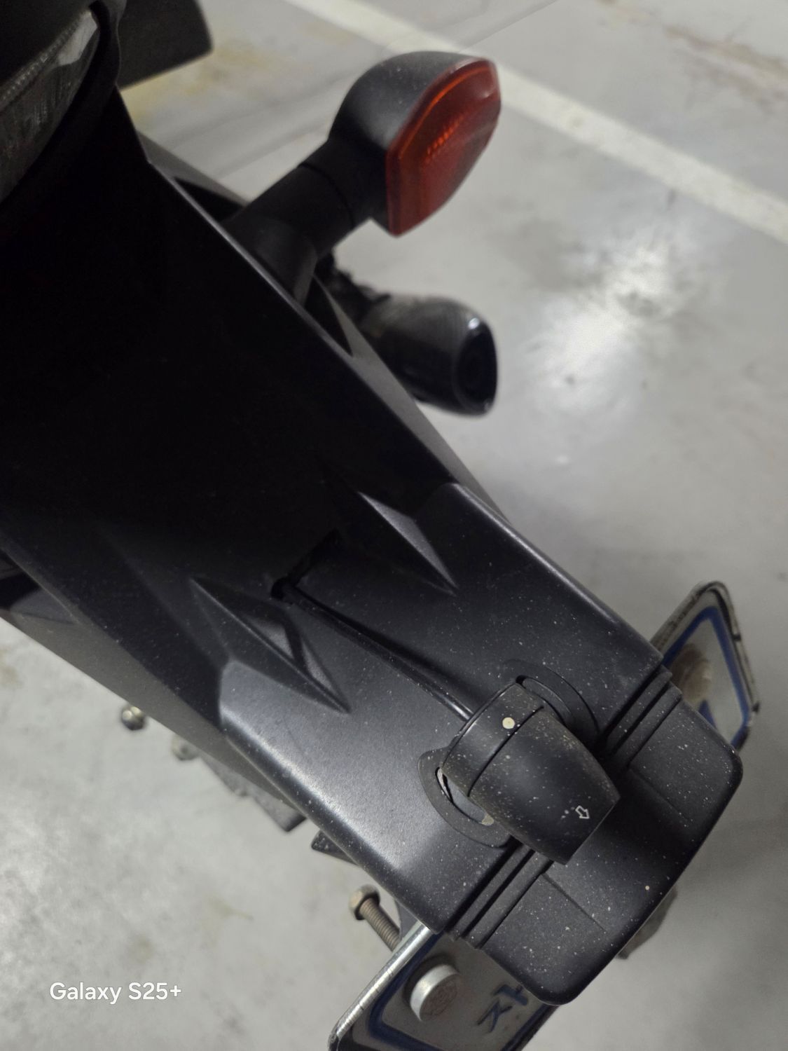 스즈키 GSR 750 A 9