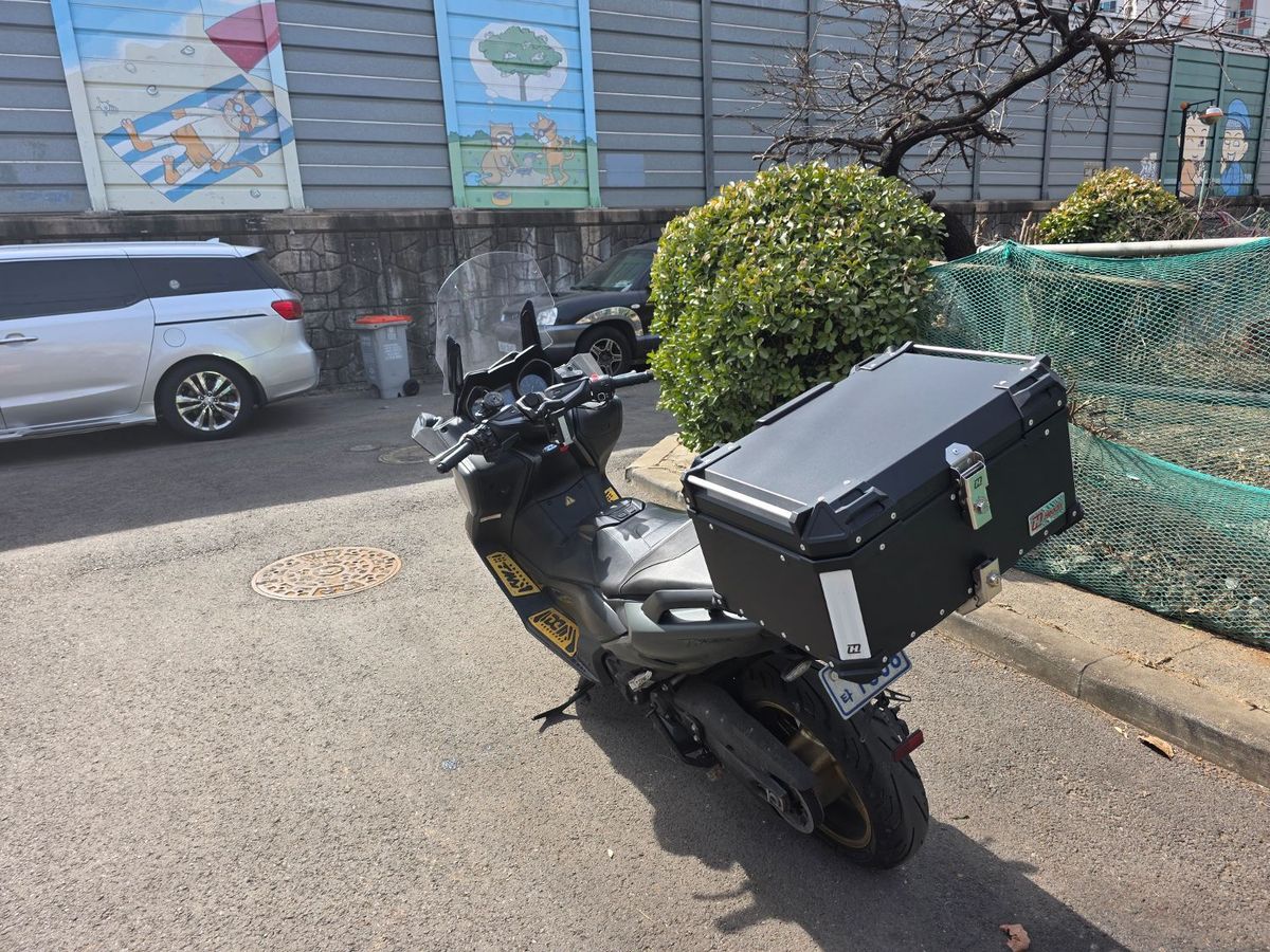 야마하 TMAX 560 more