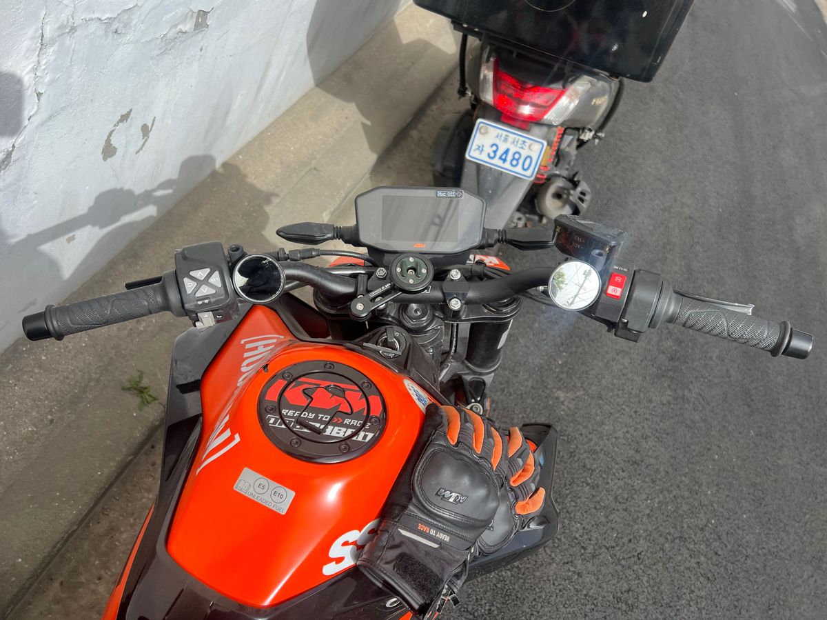 KTM 890 듀크 GP more