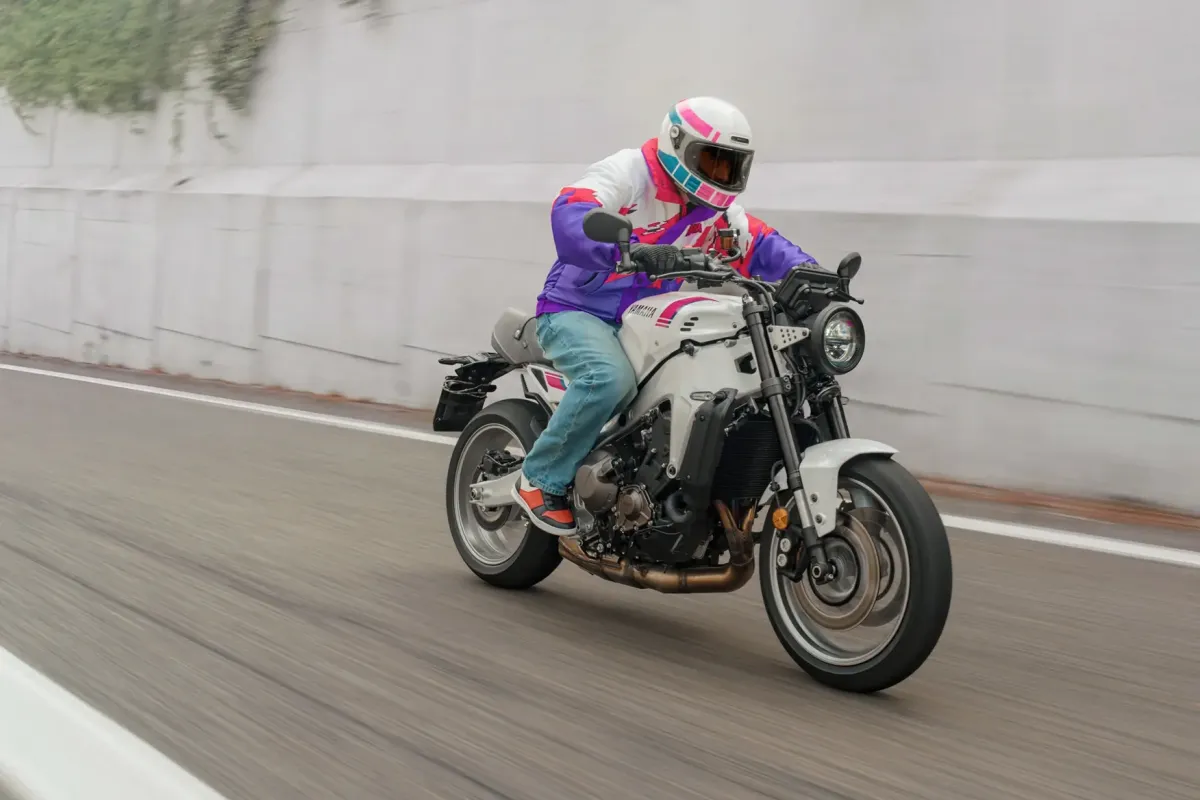 야마하, 2027년형 XSR900 네온 화이트 색상 공개 이미지