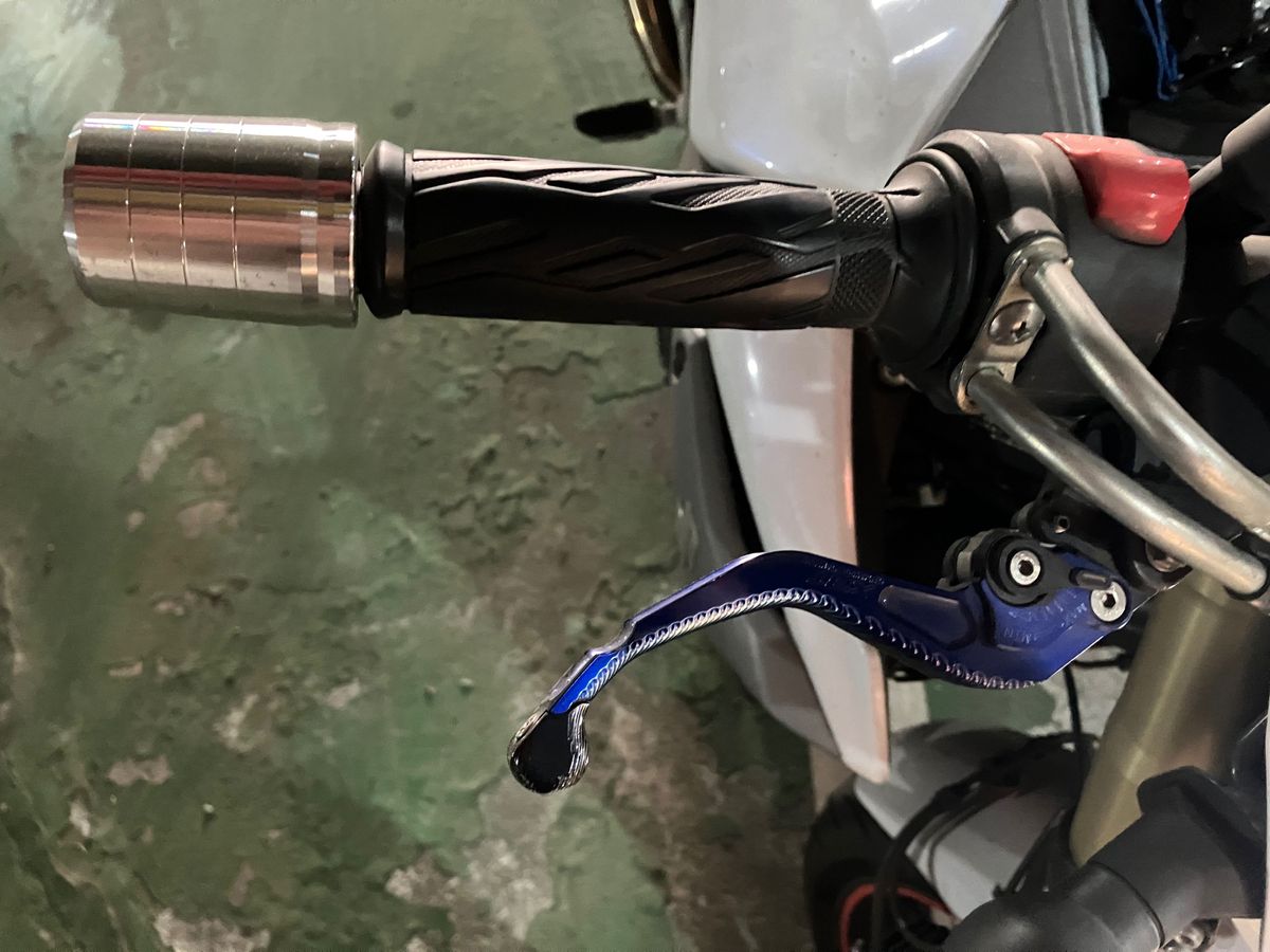 스즈키 GSR 750 A 6