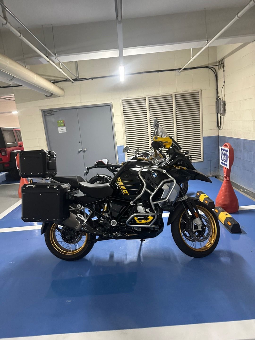 BMW R 1250 GS 40th main