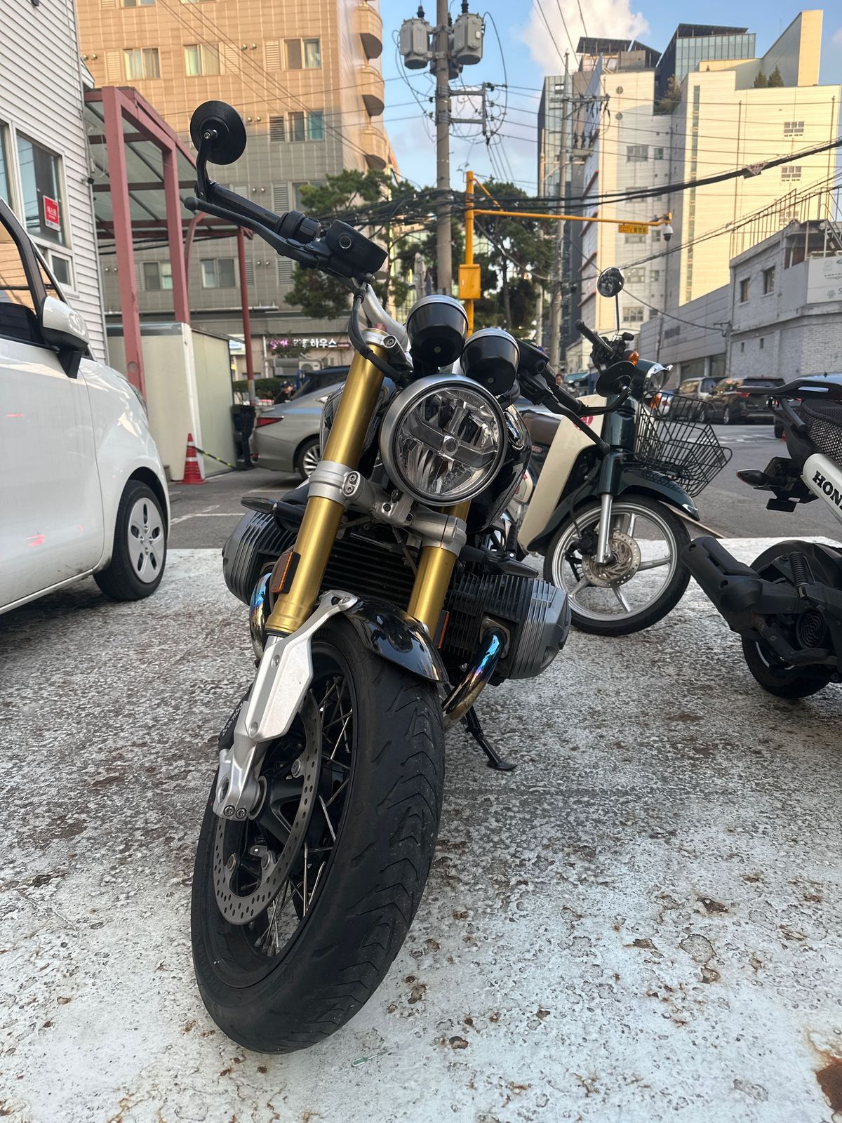 BMW R nine T  more