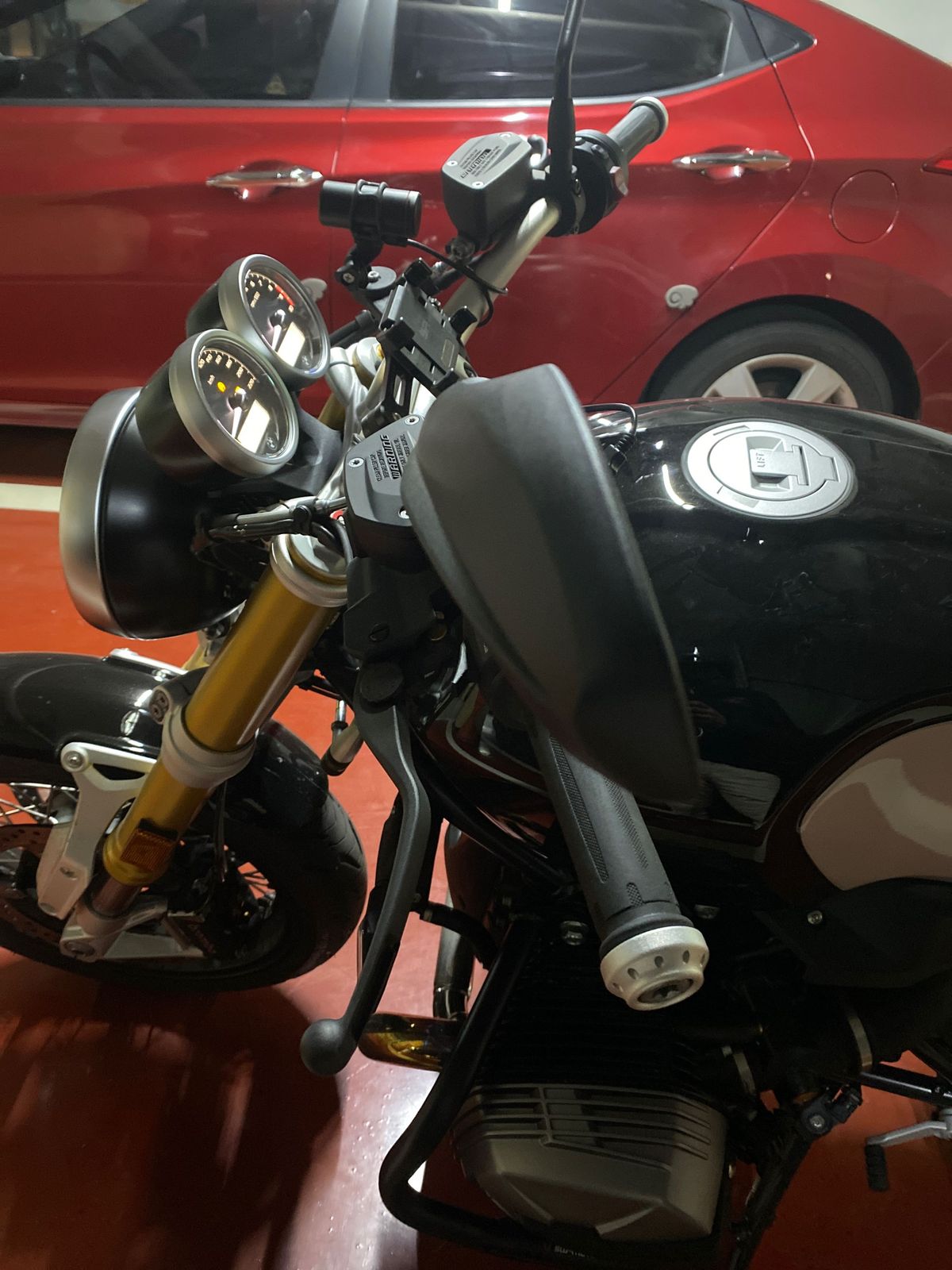 BMW R nine T  6