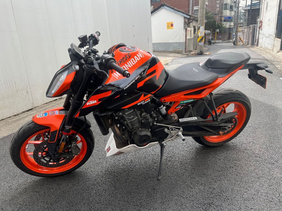 KTM 890 듀크 GP main