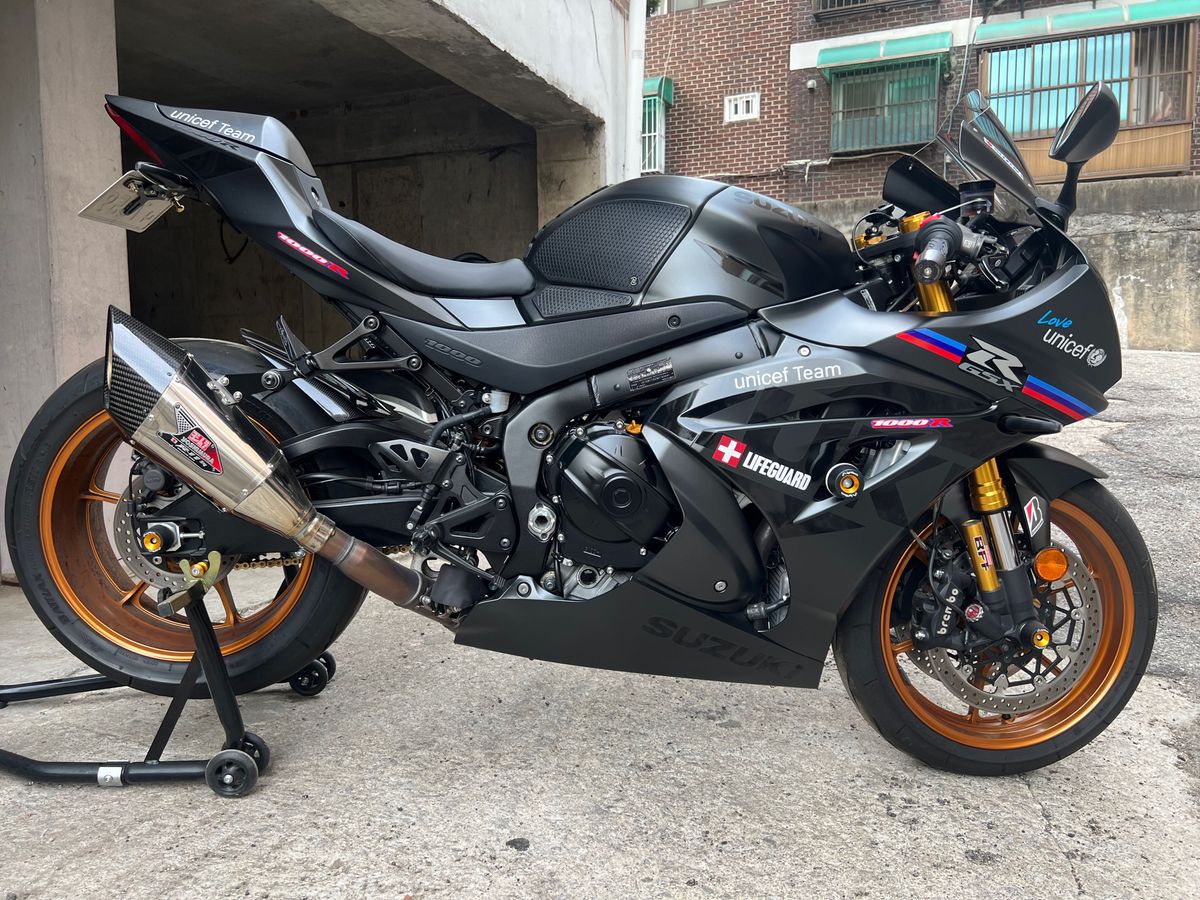 스즈키 GSX R 1000 R 블랙 에디션 main