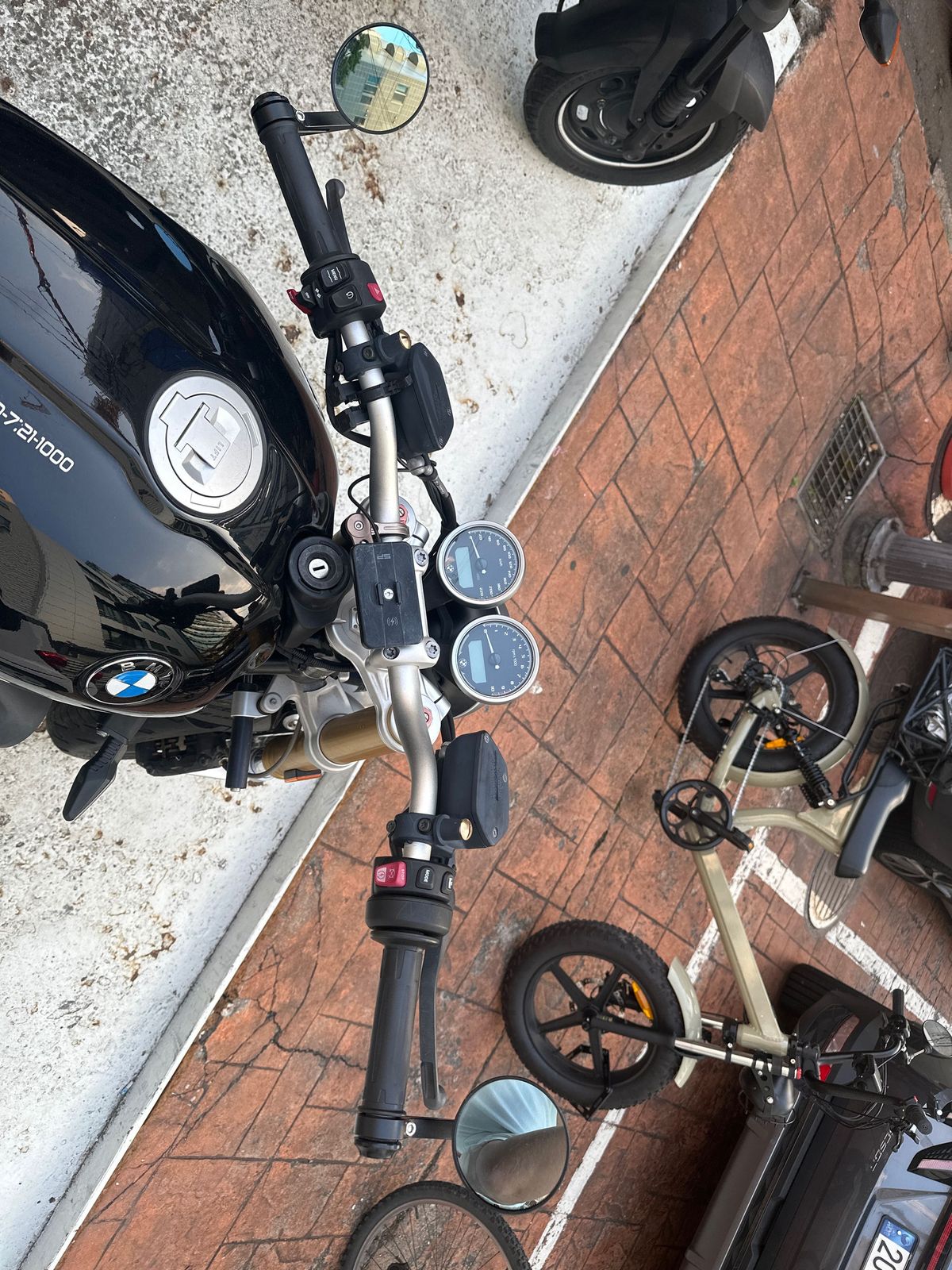 BMW R nine T  6