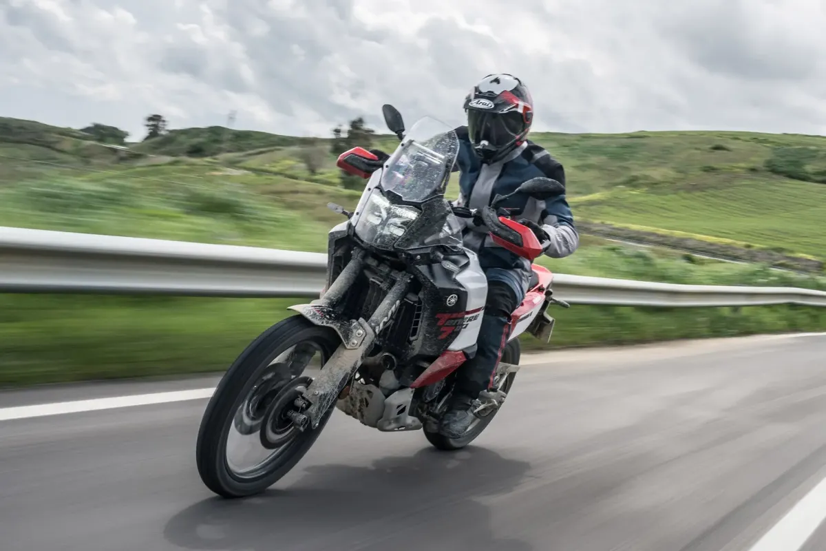 야마하, 3기통 어드벤처 '테네레 900' 암시? EICMA 앞두고 티저 공개 이미지