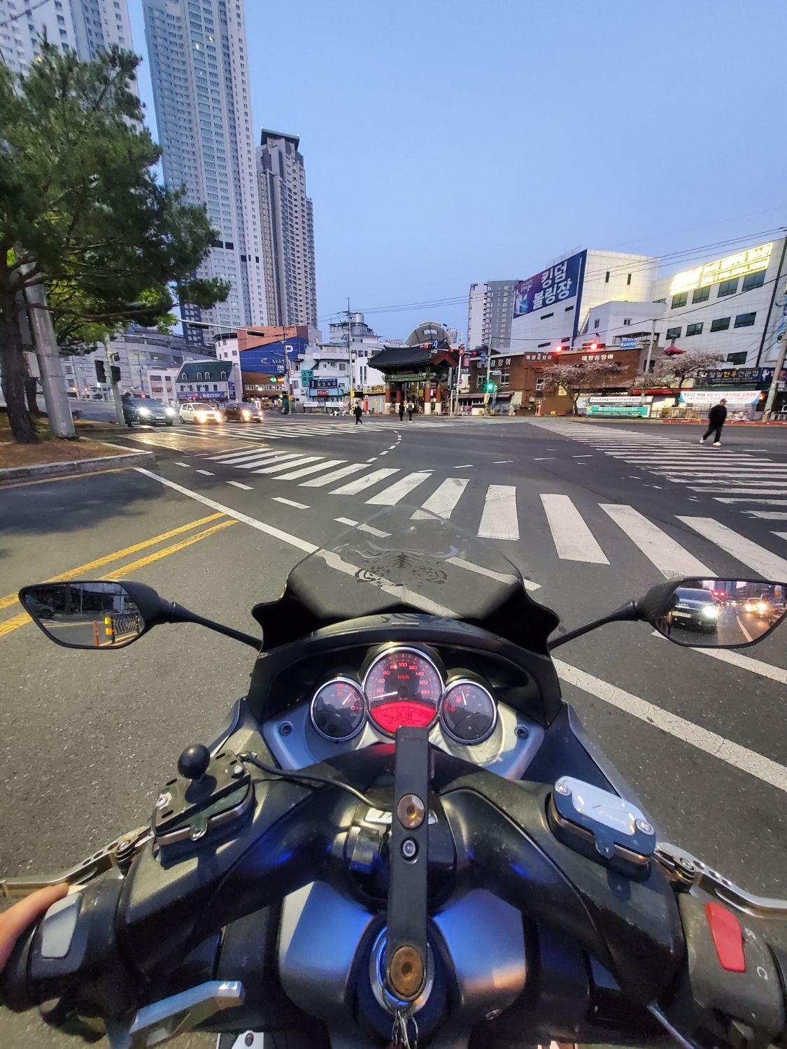 야마하 TMAX thumb 2