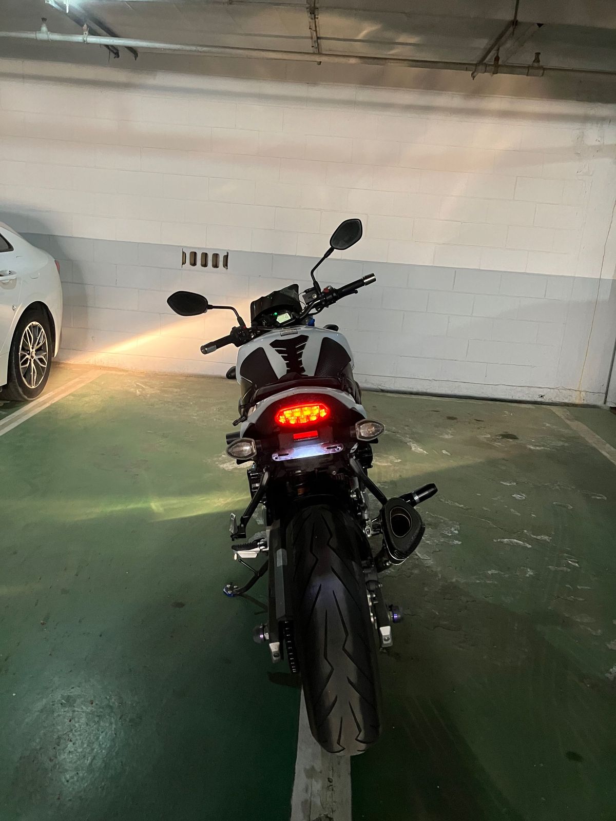 스즈키 GSR 750 A 4