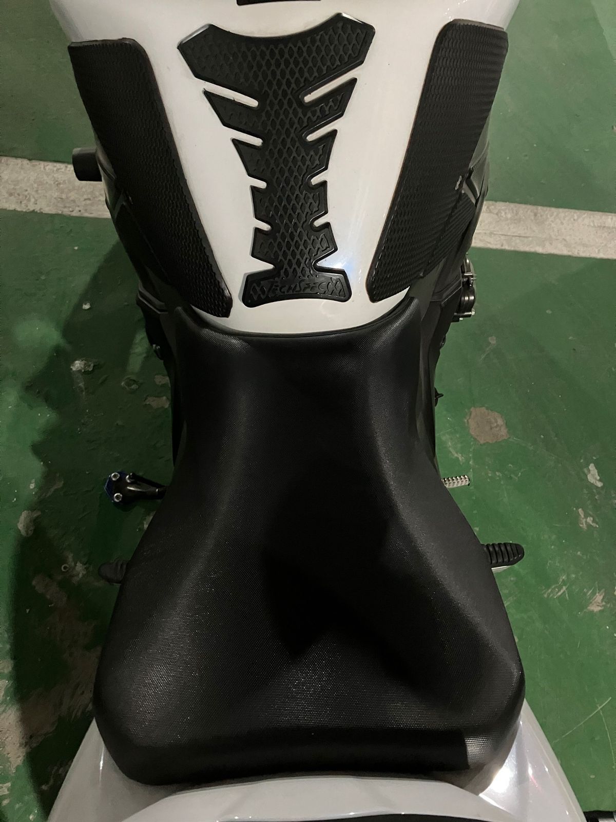 스즈키 GSR 750 A 8