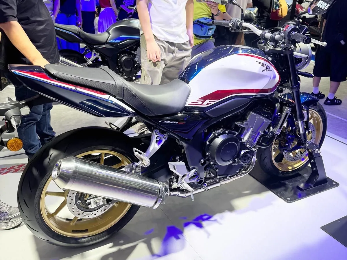 혼다, 2027년형 CB500 Super Four 공개… 4기통 엔진 탑재 이미지