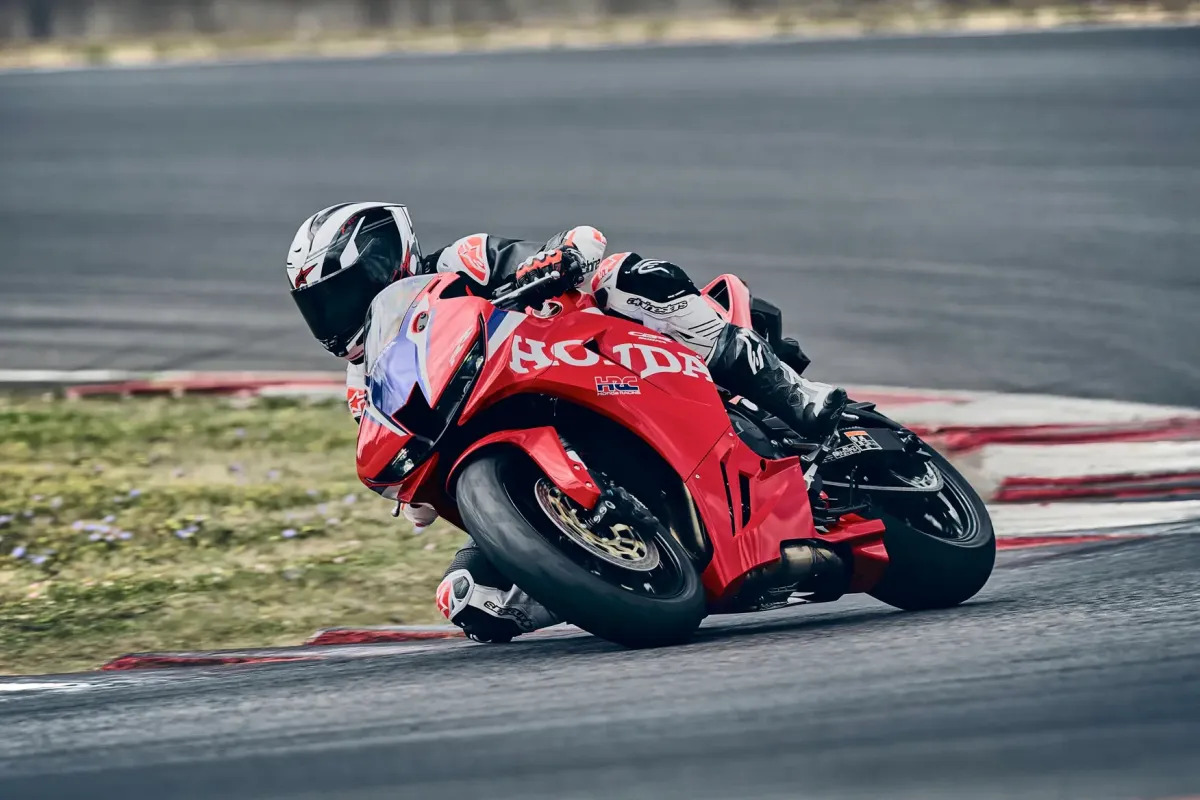 혼다, 2027년형 CBR600RR 공개… 프론트 스포일러와 닛신 캘리퍼 적용 이미지