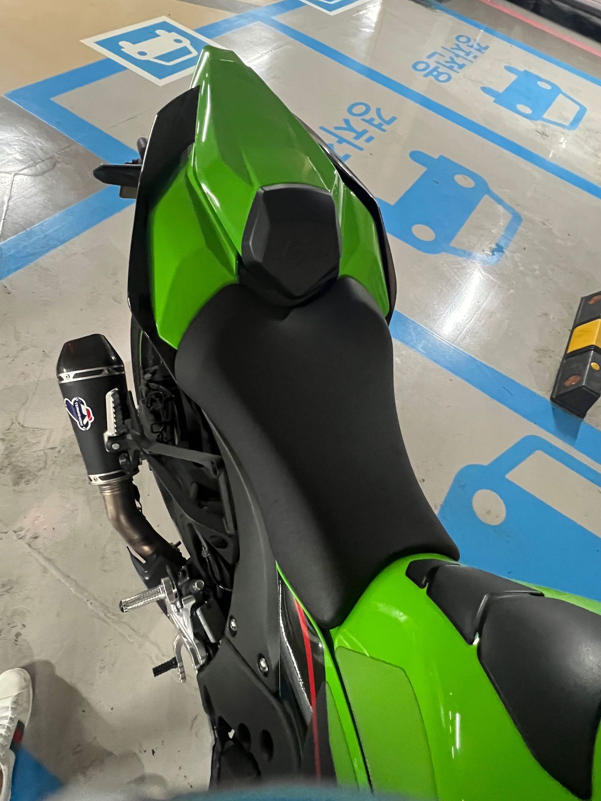 가와사키 닌자 ZX 10 R 8