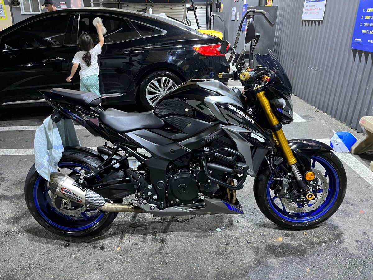 스즈키 GSX S 750 8