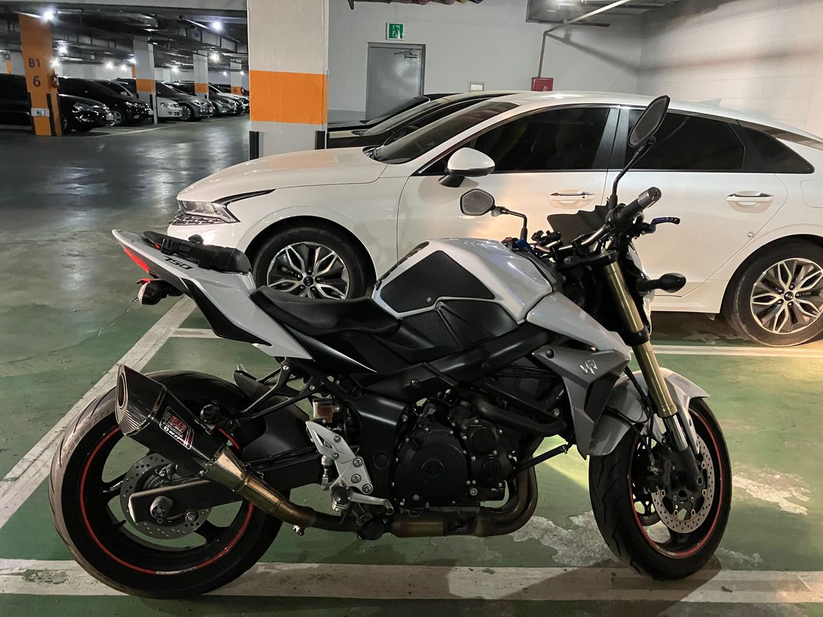 스즈키 GSR 750 A main
