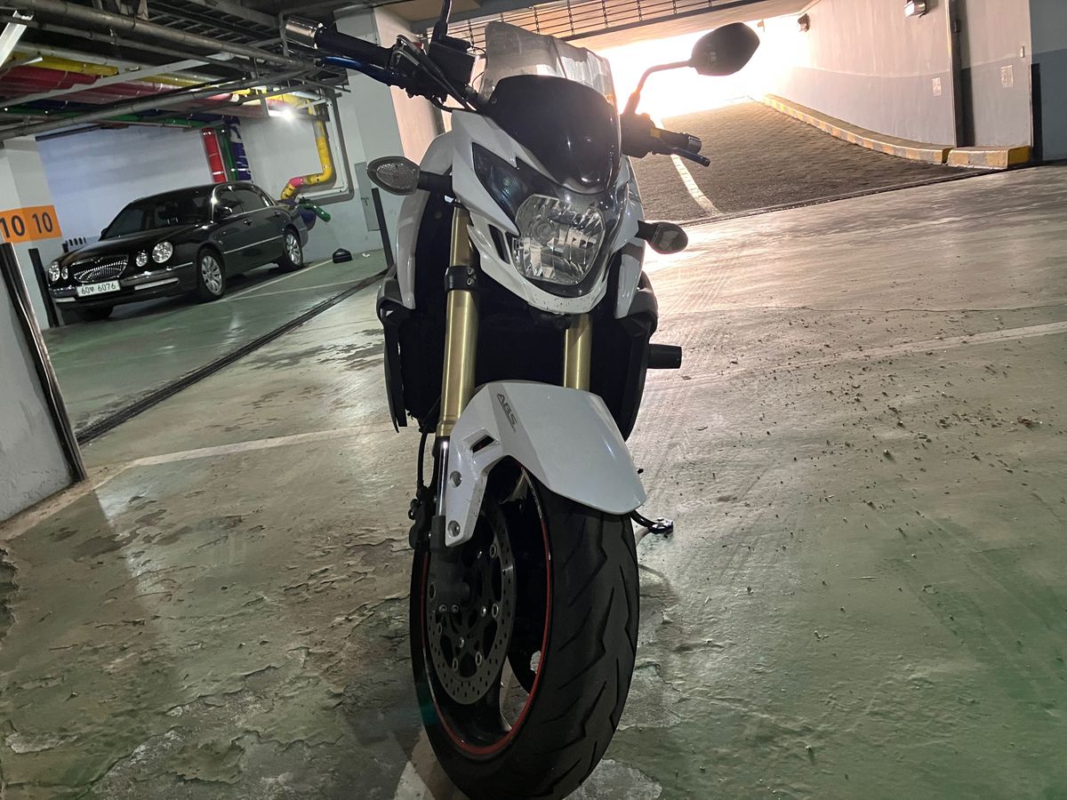 스즈키 GSR 750 A more