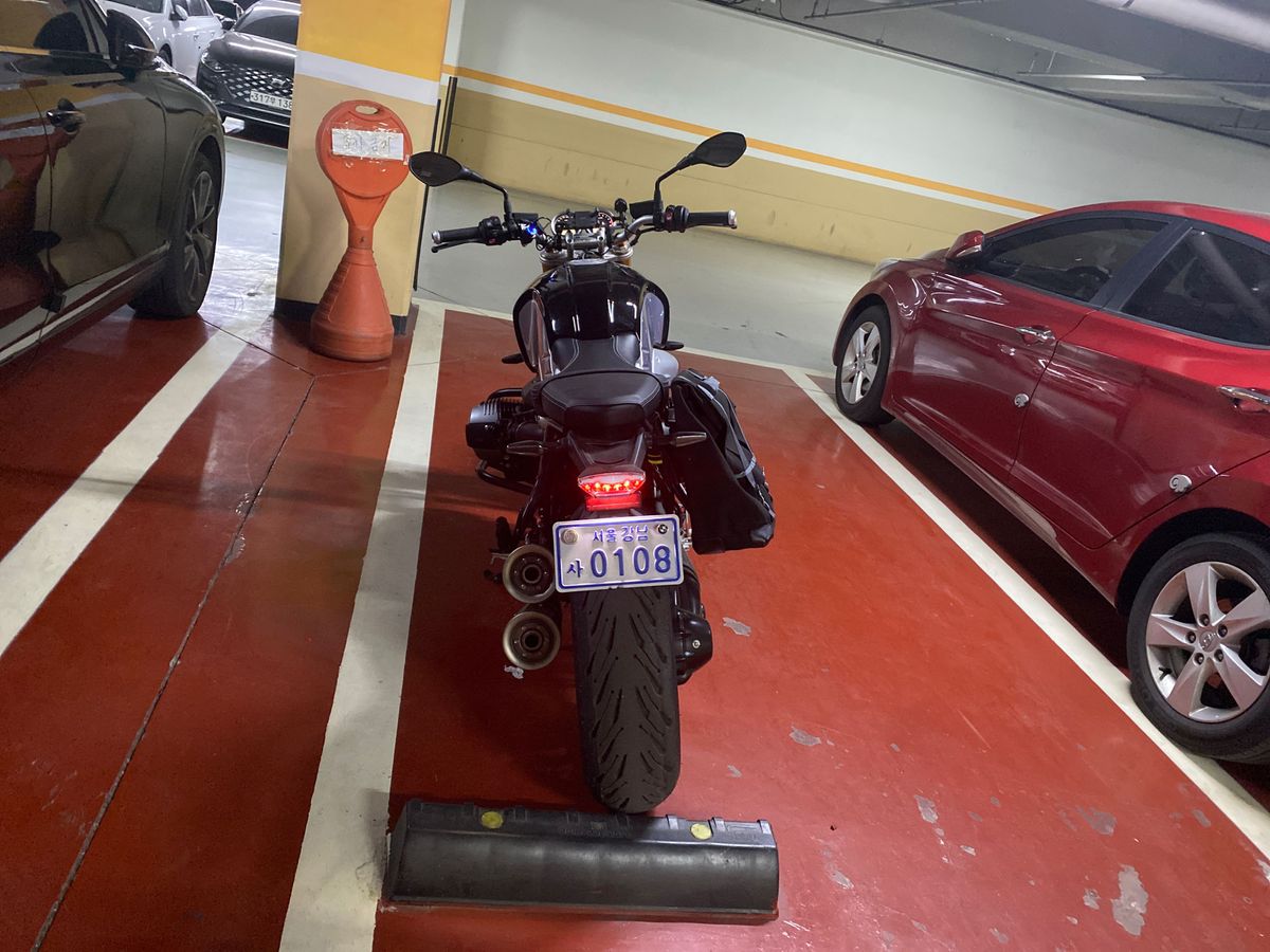 BMW R nine T  4