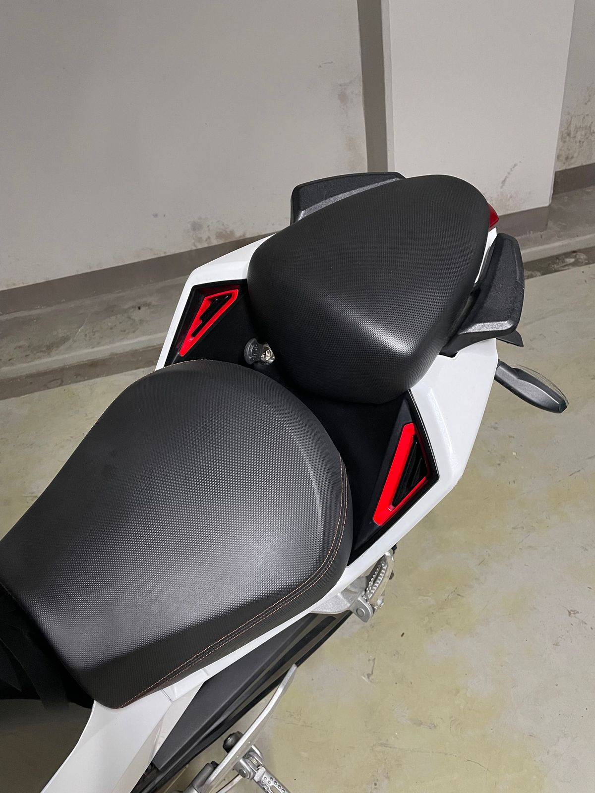 KR모터스 엑시브 250 R 8